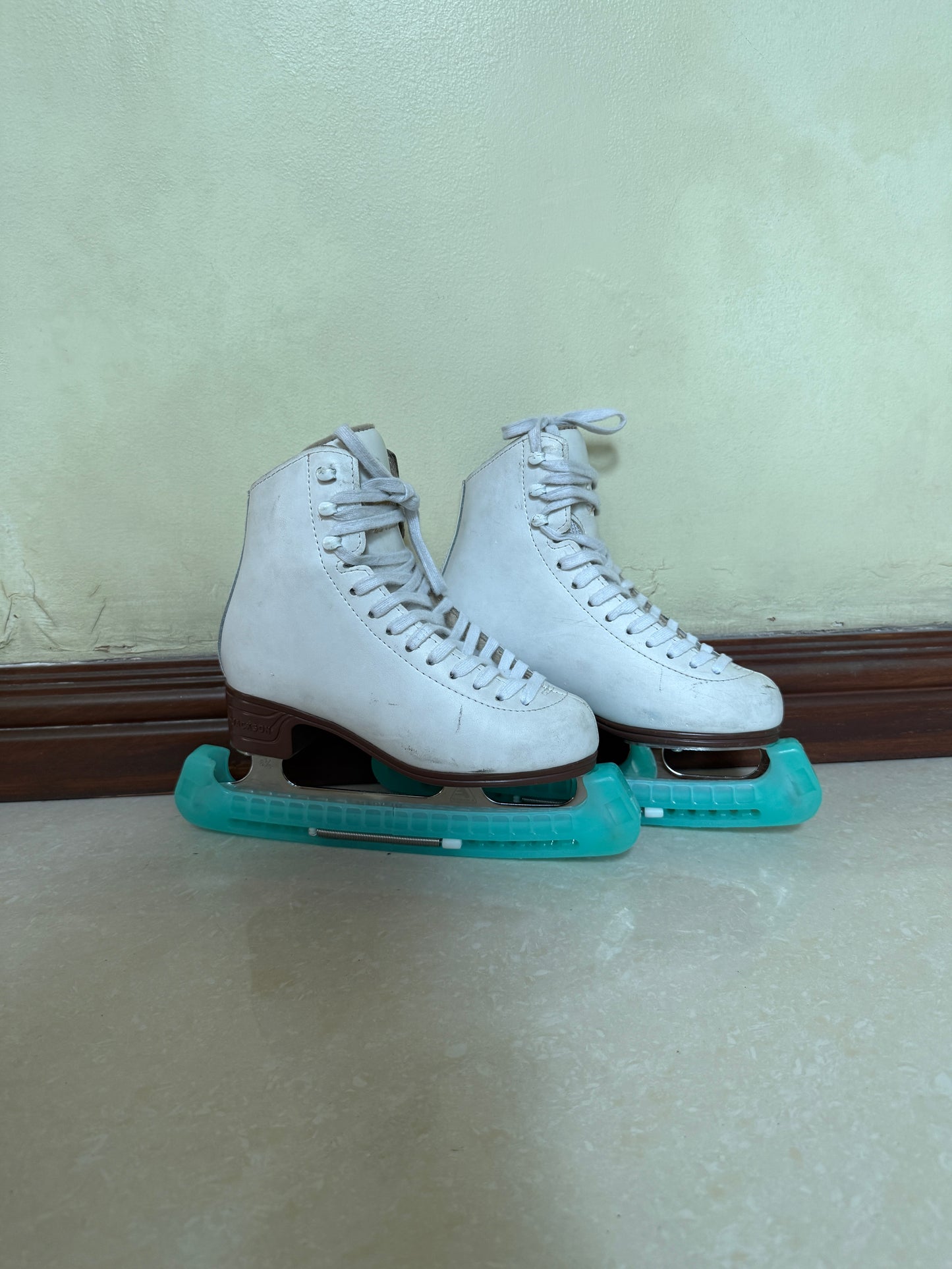 2nd Hand Jackson Artiste Ice Skate Bundle (secondhand ice skate)